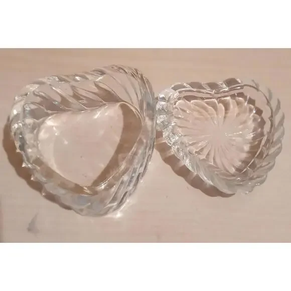 Vintage Ribbed Glass Crystal Heart Shaped Trinket Dish With Lid - Picture 6 of 6